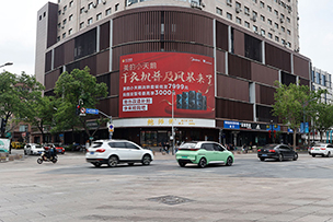 華途傳媒|美的小天鵝點(diǎn)亮彩云大廈戶(hù)外LED屏